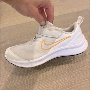 Girls Nike Starrunner size 2.5 shoe